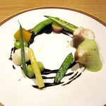 山地陽介 - 【5】スジアラ黒ゴマソース 季節野菜。エスプーマはクミン風味