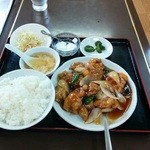 香港屋台 - サービスランチ：スブタ(600円)。う～ん、って感じ。ご飯おかわり自由。