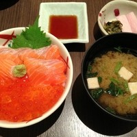 函館うに むらかみ 日本生命札幌ビル店 - サーモンいくら丼S　セットでお味噌汁、漬物がつきます