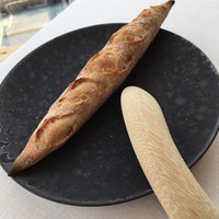 エスキス - ミニバゲット
                  全てお店で焼いているそうです。
                  竹のバターナイフも素敵