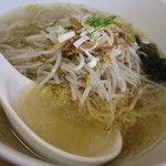 宝龍 - 塩ラーメン　もやしタップリ　レンゲでかい！