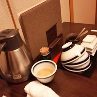 魚めし 竹亭 - 人数分用意された茶碗など