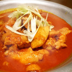 Yuga - 熱々ピリ辛な鶏肉とジャガイモのスープ鍋、タットリタン。
      
      数種類の香辛料を食べやすい辛さで配合し、国産鶏肉とジャガイモと一緒に甘辛く煮込んだピリ辛鍋。
      ビールにもご飯にも、とてもよく合う一品です。
      