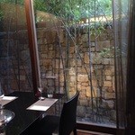 BAMBOO HOUSE - コジャレタ個室。竹林風の植栽が臨める。