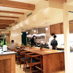山地陽介 - ゆったりの店内。満席前の様子