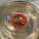 マダム・トキ - 完熟オーガニックトマトと苺のスープそのクリスタルなジュレと長野産グリーンアスパラガスのクリームグラッセ