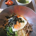 梁の家 ダイバーシティ東京プラザ店 - ビビンパ \700（消費税８％込）キムチが特に旨い！