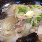 長町ラーメン - タンメンの具材
      白菜・ニンニク・きくらげ・キヌサヤ・刻みコロチャーシュー・アサリ・小柱・もやし・バターかな？とにかく具沢山^_^