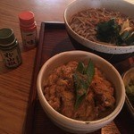 蕎麦 いち - 蕎麦には一味、丼には山椒を…