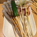 Kushiya Monogatari - 揚げネタ。エビ、オクラ、ささみ、玉ねぎ、鶏ナンコツ、ベーコン、たこさんウインナー。
