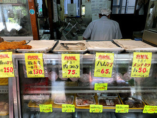 h Nikuno Mise Tamaki - 冷蔵ショーケースの上に総菜類が並びます