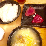 立喰い焼肉 治郎丸 - ライスセット（380円）は中盛くらいのごはんとたっぷりのスープ。スープは卵スープとわかめスープのいずれかを選べます。