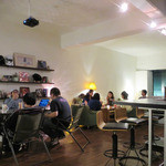 Three - 空間が広々として、ゆったりできる店内。