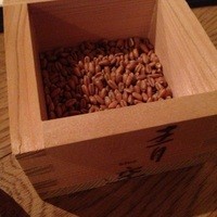 自家製粉石臼挽きうどん 青空blue 本店 - テーブルのところにあったもの。