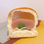 平井製菓 - 桃色の白餡は、ほのかな酸味で爽やか。青梅のような姫桃はぷりっとした食感♪