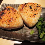 Sumibi Yakitori Gombei - 炭焼きおにぎり(醤油・たれ・味噌から選べます)。
      いつも〆のご飯物は焼きおにぎり、おにぎり、焼き鳥丼の
      どれかを頂いてます！
