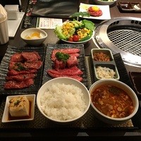 清江苑 池袋西口本店 - 伊万里牛のランチ1350円（左の皿は上ロース追加分）