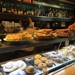 Cerveseria Catalana - 朝はパン類がたくさん並んでました。