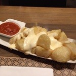 Ciutat Comtal - 【PATATAS BRAVAS/チーズ乗せ揚げポテト】（3.95€）