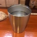 麺屋 猪一 - グラスにもこだわりを感じる