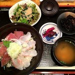 なかなか - ランチの海鮮2色丼650円
      サラダ、ひじき、しば漬け、お味噌汁がセットでした。