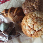 boulangerie montagne - スイーツ系２種類とクロワッサン、チョコのラスク