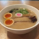 カーザ ルカ - ラー博は俺の社員食堂。 キングとんこつラーメソ！  ミラノとんこつラーメソにトッピングのせのせ。パンチェッタの製法を取り入れたというチャーシュー、イイね！ なると♡