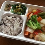 ほっともっと - タニタ監修弁当
鶏肉と野菜のさっぱり甘酢あんかけ 550円317Kcal
こんなに盛りだくさんでこのカロリー‼︎凄いな✨