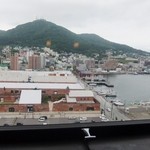 窓側にあるカウンターから函館山と赤レンガ倉庫