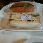 サイサイカフェ - 玉子サンドとウインナーのホットドッグ