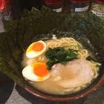 ぼう家 - 今年2月にオープンしたようです。
皆さんご存知のように神保町はラーメンのみならずランチ定食含め飲食激戦区です。
全くど直球で普通の家系ラーメンです。
頑張っていると思われるのは販促です。
今回はクーポンサイトで購入して３回目の来店ですがクーポン利用客が多い、そしてランチパスポートの利用客も多いと感じます。
餃子は冷凍の業務用だと感じます。
卓上には漬物と玉ねぎみじん切り、豆板醤、刻み生姜、おろしニ