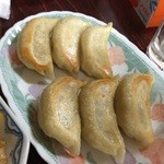 笑う門 - 肉汁したたる餃子。厚めの皮がもっちり