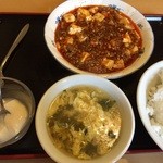 笑う門 - ランチ。陳麻婆豆腐定食。杏仁豆腐が上品な香り