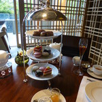 ザ・ロビーラウンジ - 一番上が、温めたスコーン☆冷めないように、シルバーの蓋付きで出て来ました♪