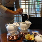 ザ・ロビーラウンジ - テーブルで茶葉を入れてくれます。