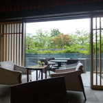 ザ・ロビーラウンジ - 木々が見える、窓側の席！木の向こうには、鴨川が流れています＾＾