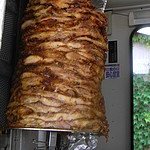 KEBABOOZ - 鶏肉が回転棒に巻きつけられています