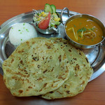 南インド料理 マハラニ - ...「カレー パラタセット（800円）」、ウマ！大きな餃子の皮を油で焼いたイメージかな。尚、パラタおかわりは有料です。