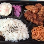 すちーみんぐ - からあげ弁当　￥550：オープン記念でライス大盛り無料でした。