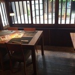 omo cafe - 入口近くのテーブル席