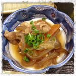 十八番 - お通しの肉豆腐。