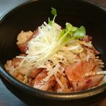 らぁ麺 紫陽花 - 炙り肉飯（醤油らぁ麺とセットで 930円） 