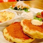 フリッパーカフェ - グラタン＆ソーセージのお食事パンケーキ