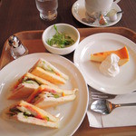 Cafe Morozoff - 注文したのは、サンドウィッチランチセット860円
                      ・トーストサンドウィッチ
                      　ハム＆野菜＆チーズまたはハム＆レタス＆エッグ
                      ・ごぼうのサラダ
                      ・デンマーククリームチーズケーキ
                      ・コーヒーまたは紅茶