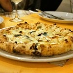 Pizzeria Bella Napoli - 2015.6 クアトロ フォルマッジ（2,000円）4種類のチーズ