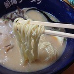 船場ラーメン - 船場ラーメン（390円）麺リフト