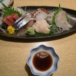 Iki Izakaya Honoji - 刺身盛り合わせ　（　左から　時計回りに、中トロ、蛸、平目、帆立、〆鯖　）