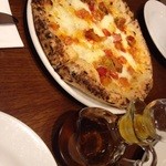 Enoteka Doro - 夏野菜のトマト煮込み”カポナータ”と燻製チーズと水牛ブーファラのピッツァロッソ1600円と唐辛子オイル
                        
