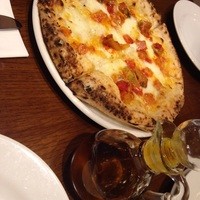 エノテカ ドォーロ 札幌店 - 夏野菜のトマト煮込み”カポナータ”と燻製チーズと水牛ブーファラのピッツァロッソ1600円と唐辛子オイル
                