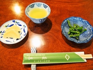 Hishitou - 最初にお茶、漬物、いんげんが出てくる